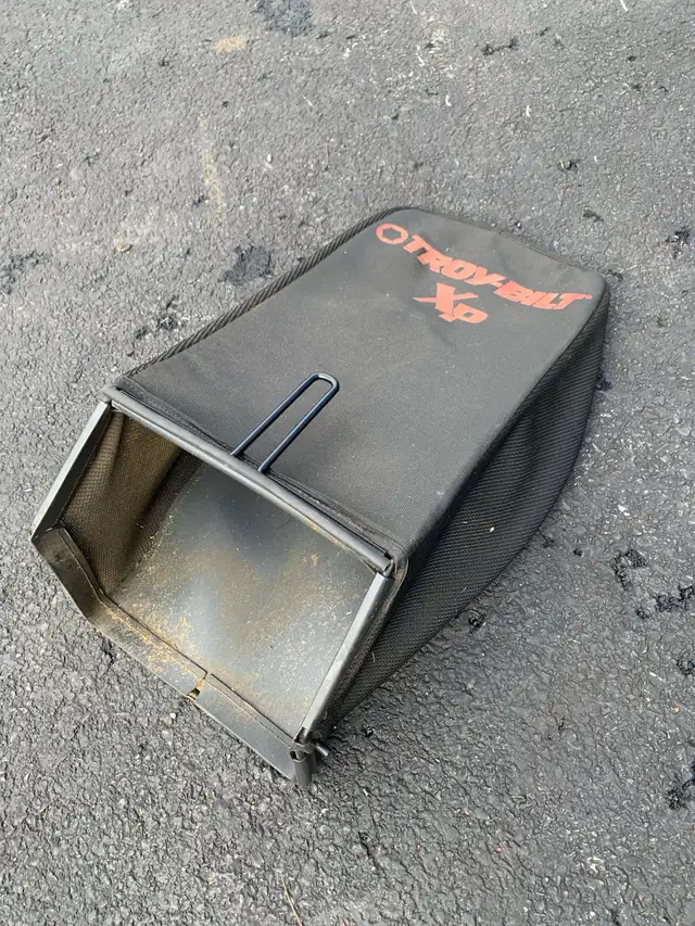 troybilt lawnmower bag in Lawnmowers & Leaf Blowers in Annapolis Valley - Image 2