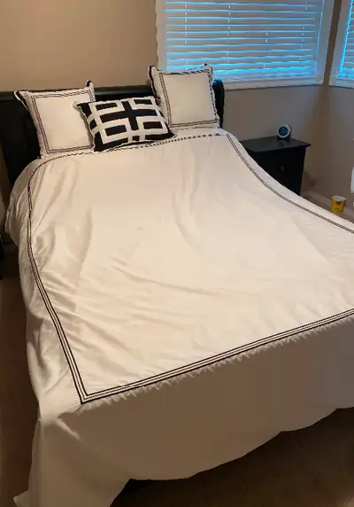 King size White and black colour Includes: Duvet cover 3 Decorative pillows 2 pillow cases