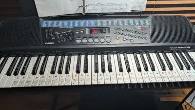 Clavier Casio CT-700 One finger, 99 beat, 99 sons, mémoire, multi accompagnement système, prise Midi...