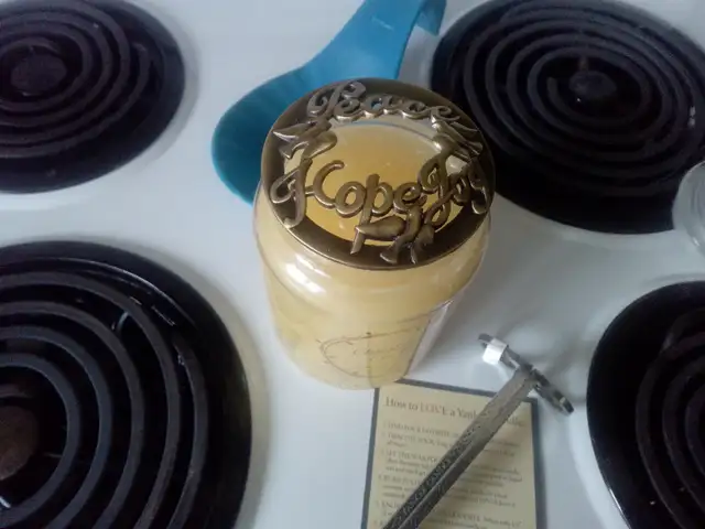 Yankee Candle Christmas large jar with accessories in Home Décor & Accents in Barrie - Image 5