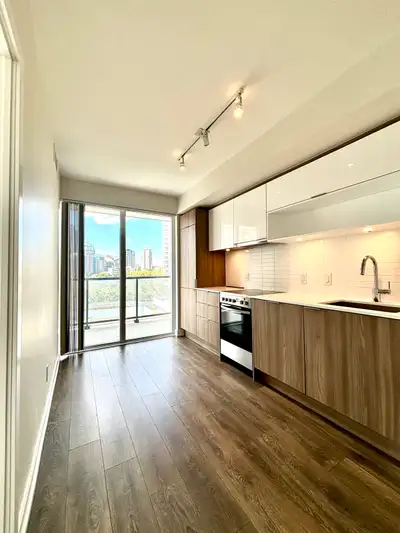 Bright and beautiful condo at Wellesley/Sherbourne. Walking distance to Wellesley Subway Station (Li...