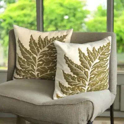 2 coussins chics avec appliquées de feuilles et broderies, View more