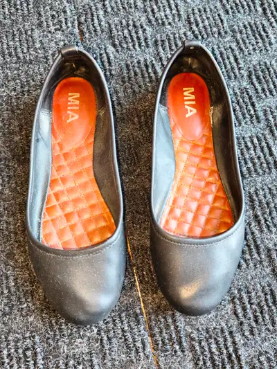 I am selling a Women MIA Black Slip On Ballet Flat Shoe in used, good condition. No holes or rips, j...