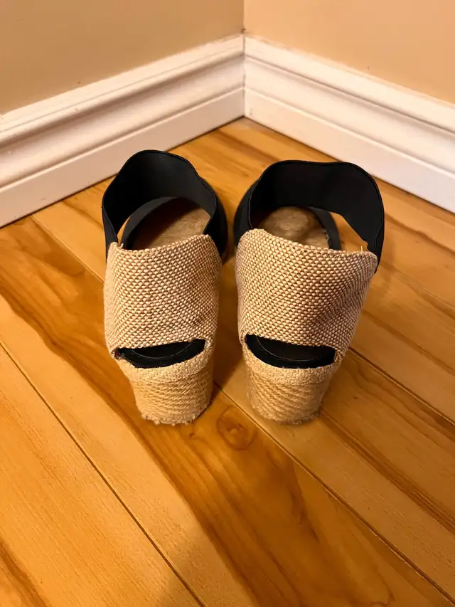 Women’s Navy Wedge Sandals Size 8.5 in Women's - Shoes in Calgary - Image 4