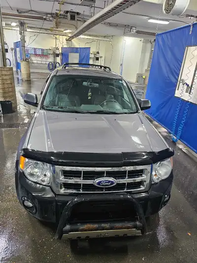 2011 ford escape with 191k km. leather interior, clean. after market front fender on and needs paint...