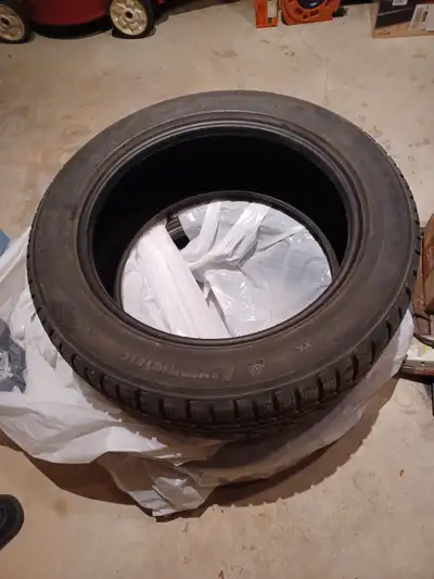 4 pneus d'hiver de marque Kumho Izen RV en très bon état (environ 5000 kms d'usure). Dimensions : 25...