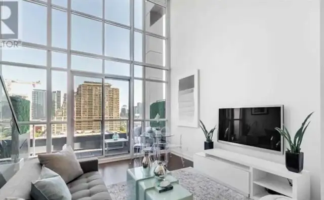 One Bedroom Den Loft in Liberty Village$3,900.0063826904613635123