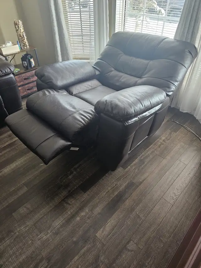 Recliner dark brown set in Couches & Futons in Calgary - Image 4
