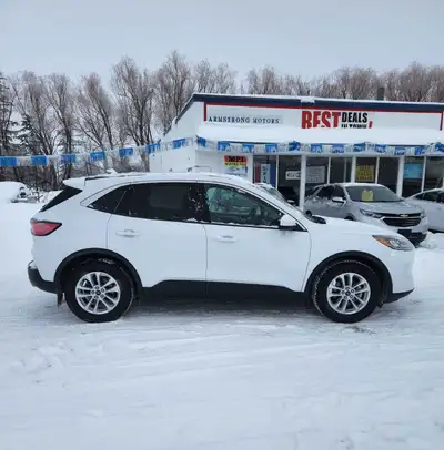 2020 Ford Escape SE FWD, 1.5L 3cyl, Auto, 107800kms, power drivers seat, heated seats, Blindspot cra...