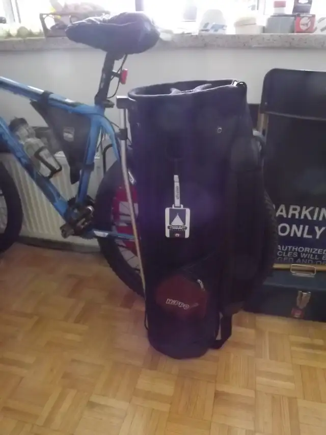 "HIPPO" BRAND WATERPROOF BLACK GOLF BAG/WITH LEGS& 4CLUB POCKETS in Golf in City of Toronto - Image 3