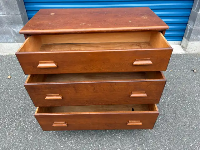 Three Drawer Dresser (Needs Couple Small Repairs) in Dressers & Wardrobes in Peterborough - Image 7