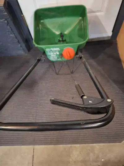 Scotts Turfbuilder spreader. Hardly used. Price is FIRM
