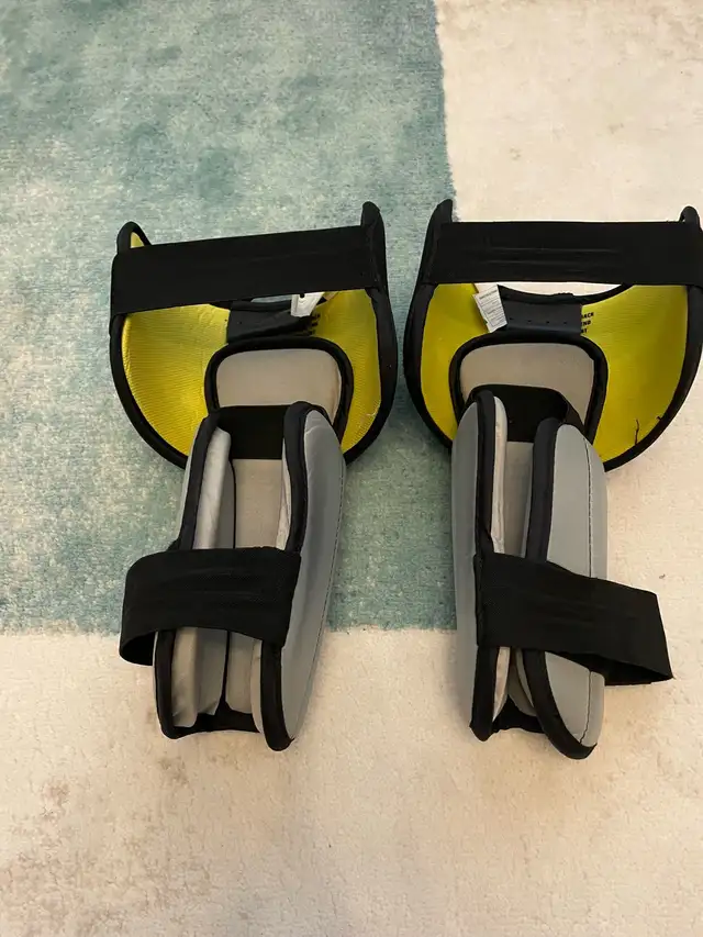 Warrior RITUAL X3 E lacrosse knee pads senior in Lacrosse in Oakville / Halton Region - Image 3