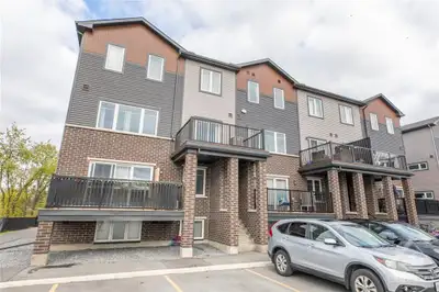2 Beds 2 Baths Townhouse in the Heart of Kanata Tech Hub