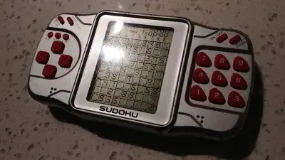 2 Jeux de Poche Electronique Sudoku Original – Grandeur: 5.5″ x 2.75″ x 1″ et Sodoku Master illuminé...