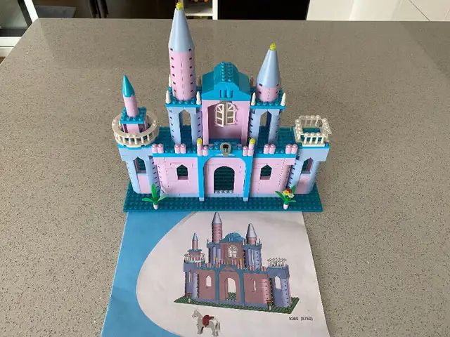 BUILDING BLOCK CASTLE , CIRCA 400 PIECES, WITH MANUAL63295969635459122