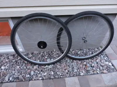 Paire de roues 700 de vélos avec pneu et chambre à air., View more