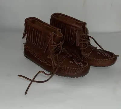 Manitobah Mukluks Womens 8 M6 Turtle Sole Shoe Boot Moccasin, View more