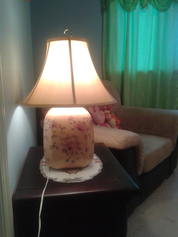 Elegant Table Lamp, Flower Style,Like New,in Excellent Condition in Indoor Lighting & Fans in Oshawa / Durham Region - Image 4