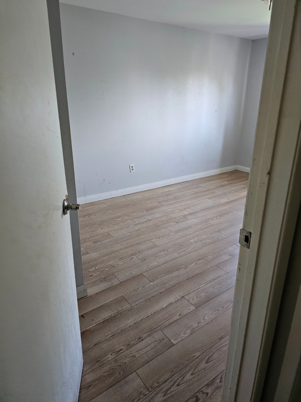 One bedroom is for rent near by William parkway and Kennedy. 3