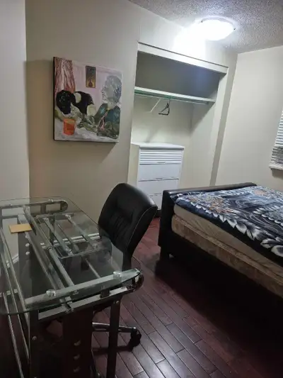 Bright upper room available for immediate occupancy. Utilities and highspeed wifi included. Street p...