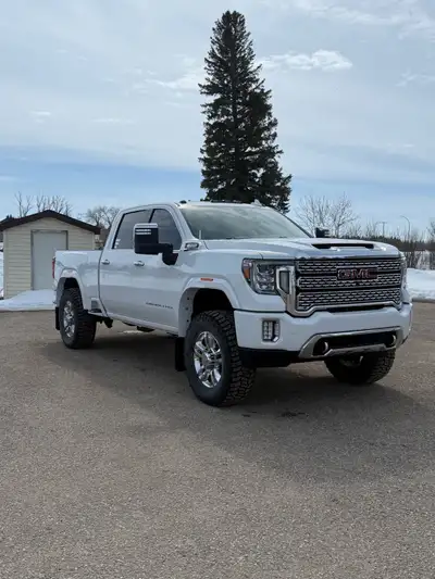 Looking to sell or trade my 2020 GMC 2500HD Denali 109,500km meticulously kept/religious 5000km oil...