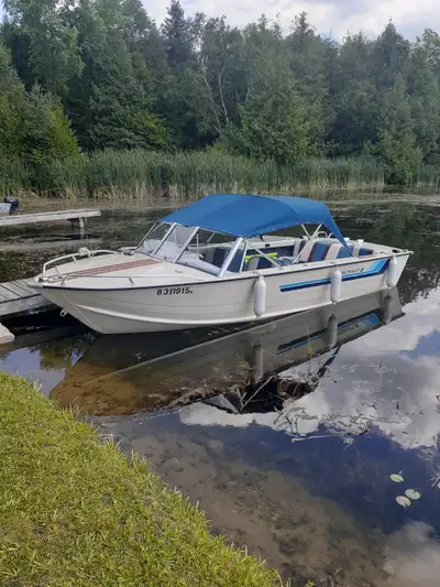 --Classic 1984 18' Starcraft Aluminium Boat --120 HP I/O 4 cyl. Mercruiser (Chev) --Orig. Seats, flo...
