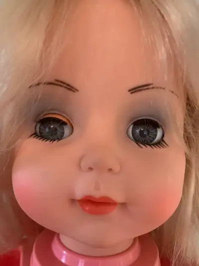 From about 1972, girl's styling head. Eyes open and close. In good condition. blond hair. No stains....