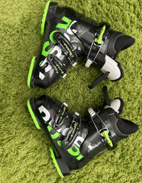 Rossignol kids ski boots size 12 - Excellent condition