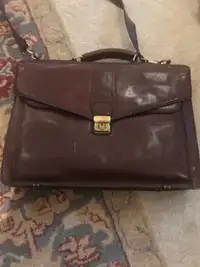 Women carrying bag/briefcase 