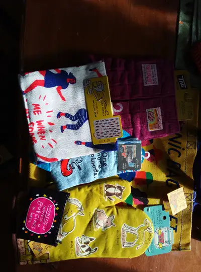 Small lot of Blue Q brand items: oven mitt, dish towel, coin purse, large shopping bag and 2 pairs o...