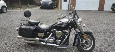 Yamaha Road star 2006, 72 357 km, très bonne condition, beaucoup d'accessoires ajoutées. Toujours re...
