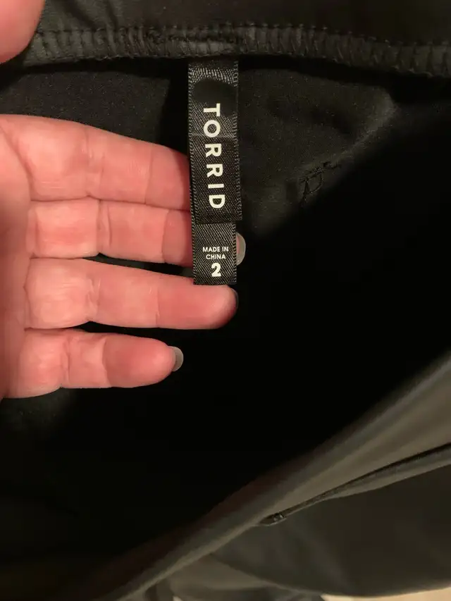 faux leather leggings in Women's - Bottoms in Oshawa / Durham Region - Image 4