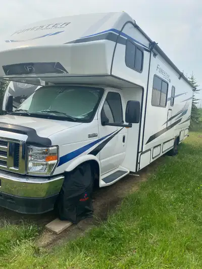 31 foot with a 25 foot single slide. 16,000 kilometers. Has all the bells and whistles, including an...