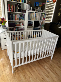 White crib with mattress convertible to toddler bed 