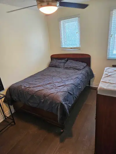 Bright spacious furnished bedroom for one (1) person in townhouse. 13.5' x 8 feet'. Close to transit...