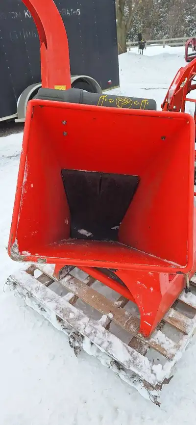 BX 32 Canadian made 3-point wood chipper, in excellent condition, very little use. Category 1 , quic...