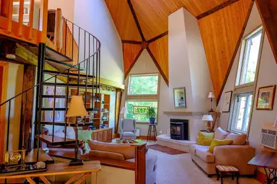 Exec home hi speed wifi, laundry, parking. All incl outdoor screened gazebo for summer enjoyment. Wi...