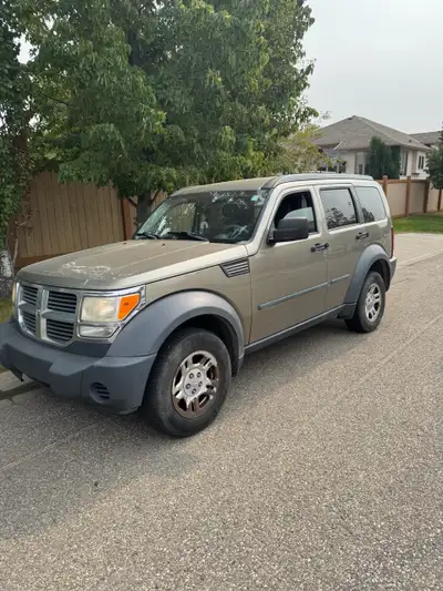 This is a Dodge Nitro SUV, a reliable vehicle with 170,257 kilometers. It's ready for new adventures...
