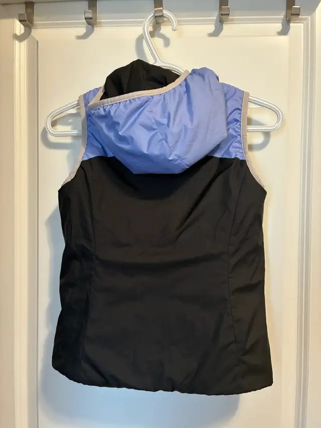 Cranston: Girl North Face reversible vest Sz S 7/8 in Kids & Youth in Calgary - Image 6