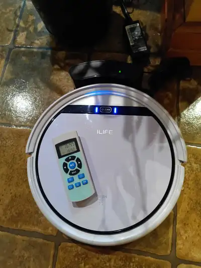 Voici un aspirateur robot ILIFE V3s Pro en bonne condition, parfait pour garder vos planchers propre...