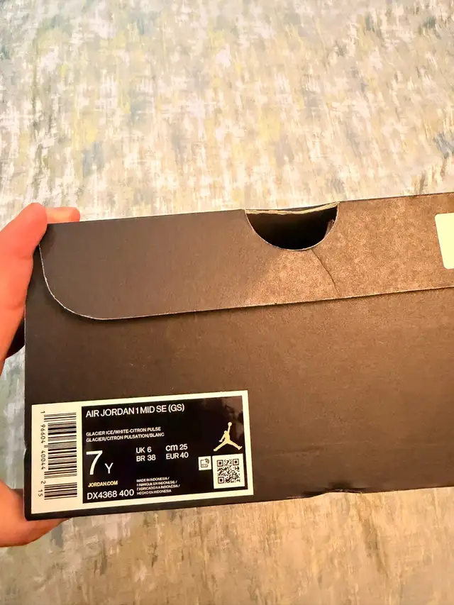 Nike Air Jordan 1 Mid SE GS  in Men's Shoes in City of Toronto - Image 4