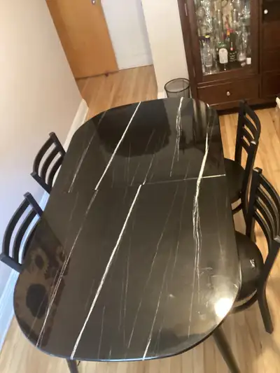 Table à manger + 4 chaises/ Dining table w/4 chairs, View more
