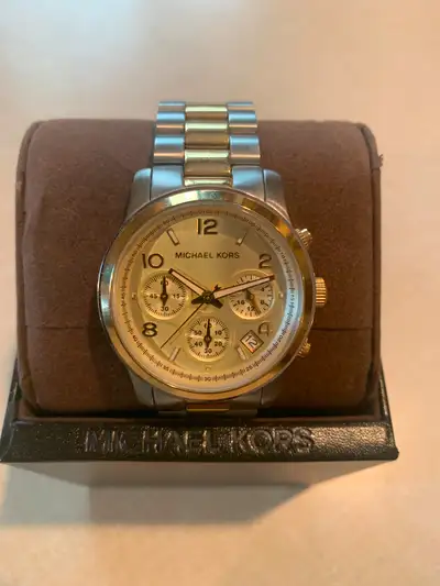 avec bordure dorée la batterie doit être remplacé Michael Kors watch with gold trim need battery nee...