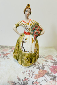 Figurine porcelaine vintage 8 x4” Espagne  