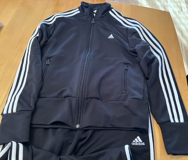 Adidas Black and White Track Suit dans Femmes - Hauts et vêtements d'extérieur  à Longueuil/Rive Sud - Image 2