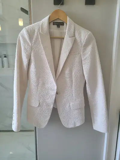 Excellent condition Elizabeth and James jacket. Classic white goes with any color for spring/ summer...