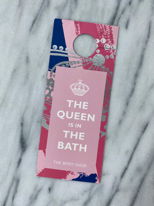 The Body Shop Queen Keep Calm Paper Door Hanger Gift dans Décoration intérieure et accessoires  à Ville de Toronto - Image 2