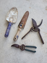 Lot of vintage garden tools