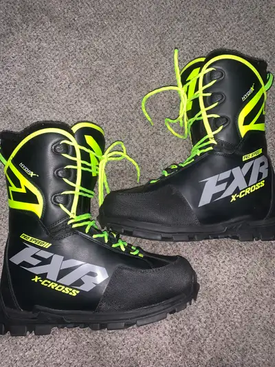 FXR Snowmobile boots Asking 75 $ OBO they were 275 $ last winter Size 12 , Worn 2 times still brand...